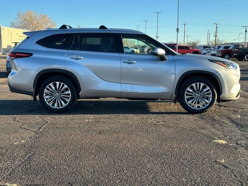 Used 2025 Toyota Highlander Platinum image 6