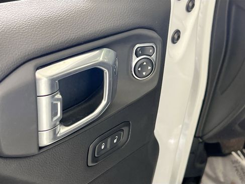 Used 2023 Jeep Wrangler Unlimited Sahara image 18