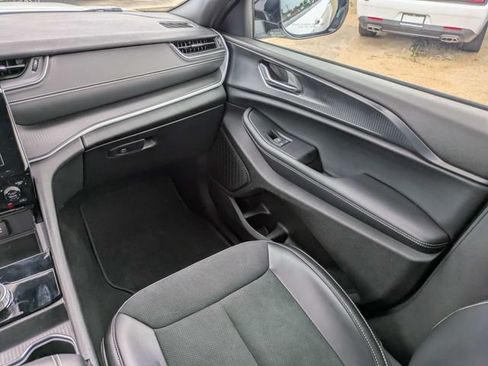 Used 2025 Jeep Grand Cherokee L Laredo RWD image 19