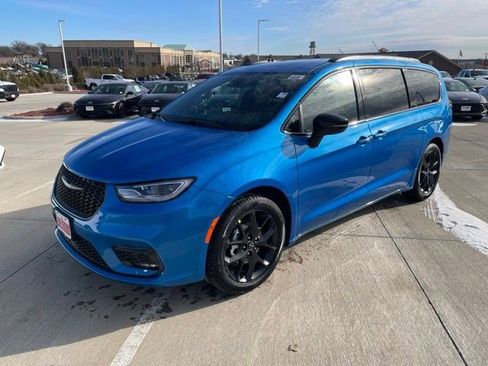 New 2026 Chrysler Pacifica Select w/ S Appearance Package FWD image 1