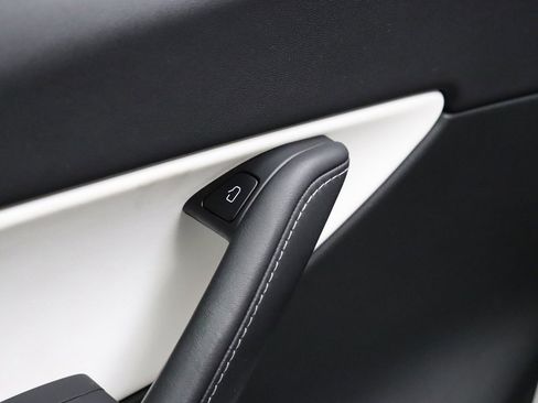 Used 2022 Tesla Model Y Long Range image 32