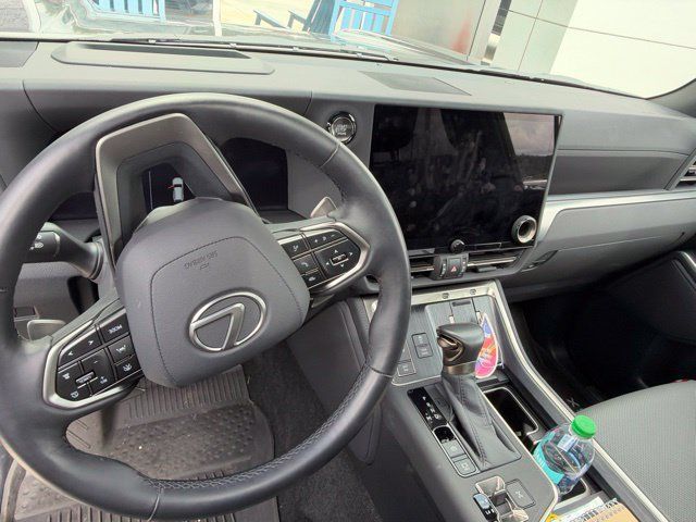 Used 2025 Lexus GX 550 w/ Accessory Package (2T) AWD/4WD image 40