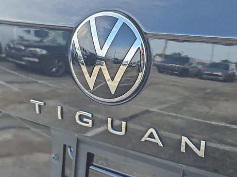 Used 2023 Volkswagen Tiguan SE R-Line FWD image 9