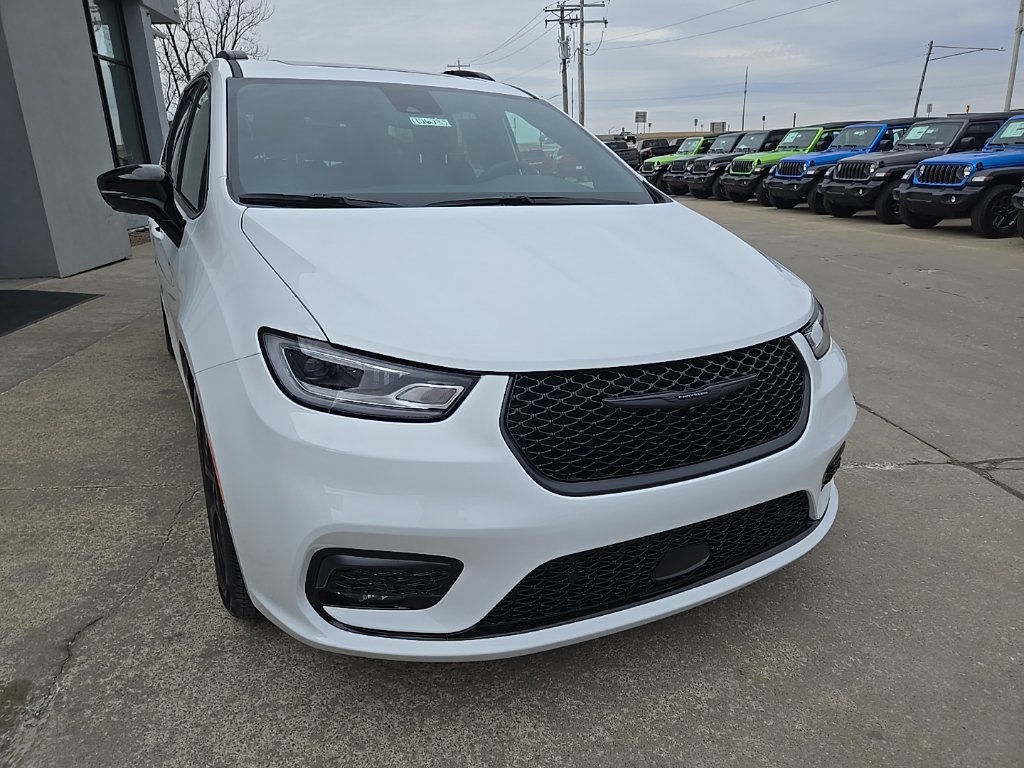 New 2026 Chrysler Pacifica Select w/ S Appearance Package FWD image 17
