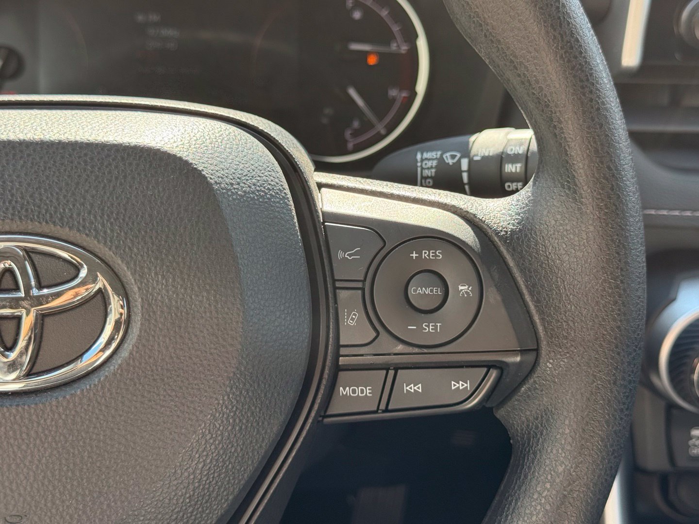 Used 2025 Toyota RAV4 XLE FWD image 16