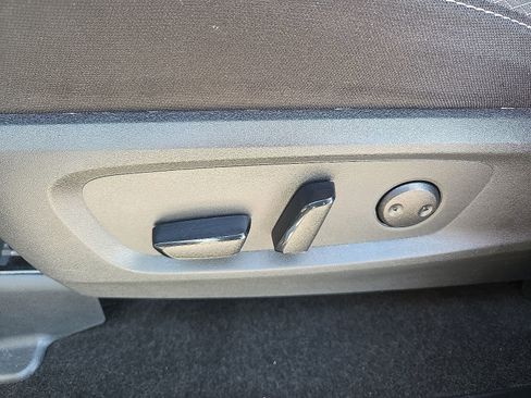 Used 2025 Nissan Pathfinder SV image 13