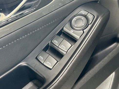 Used 2023 Chevrolet Traverse LT image 18