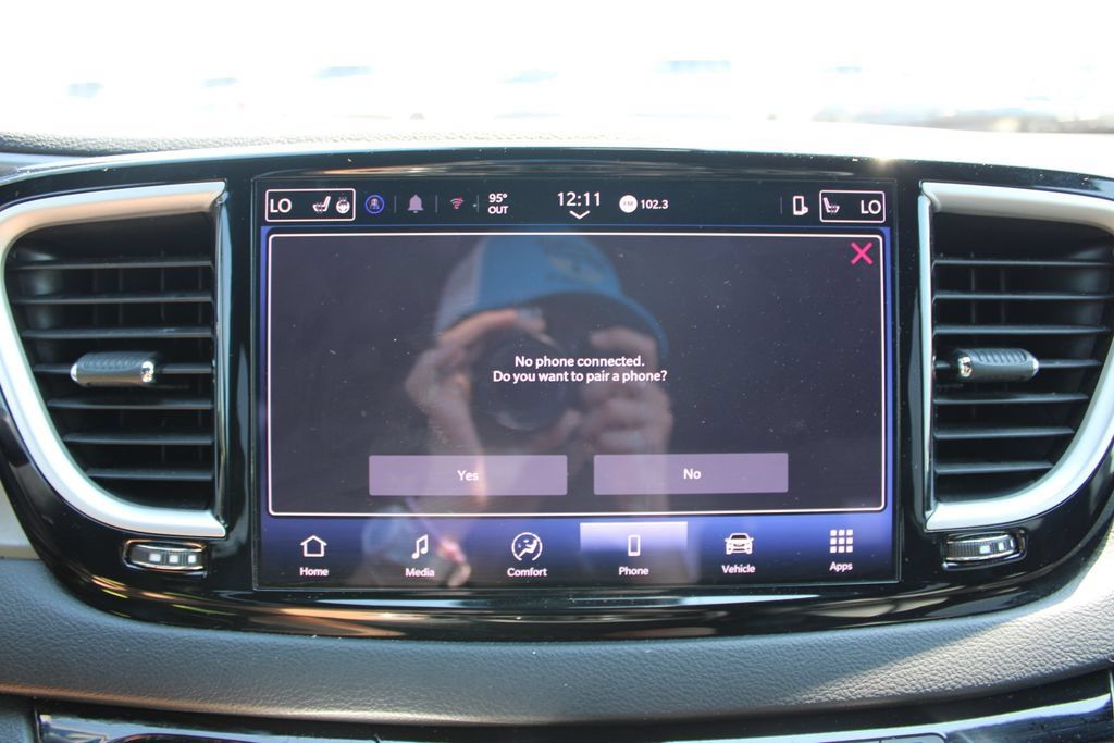 Used 2025 Chrysler Pacifica Select FWD image 47