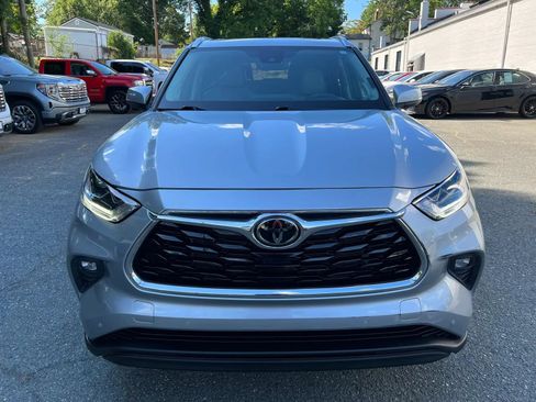 Used 2023 Toyota Highlander Limited FWD image 2