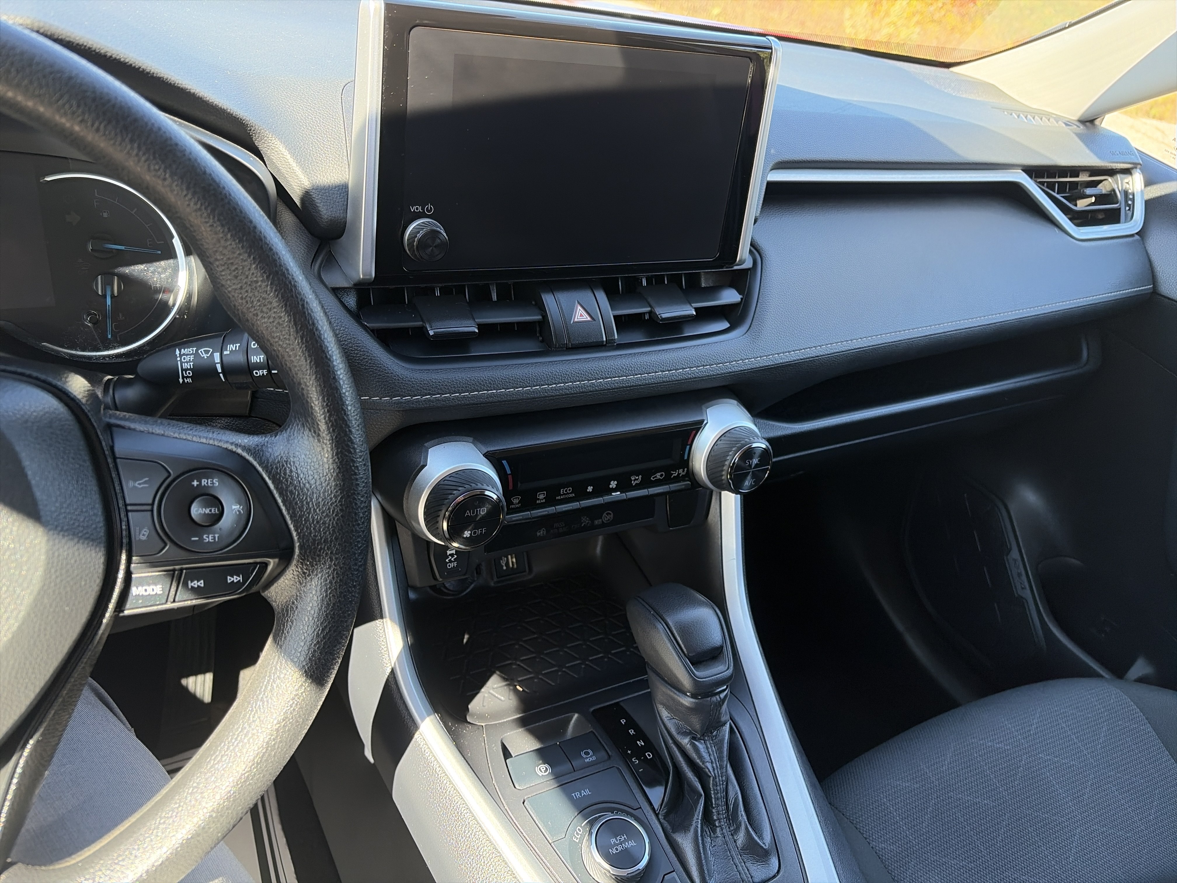 Used 2025 Toyota RAV4 XLE AWD/4WD image 19