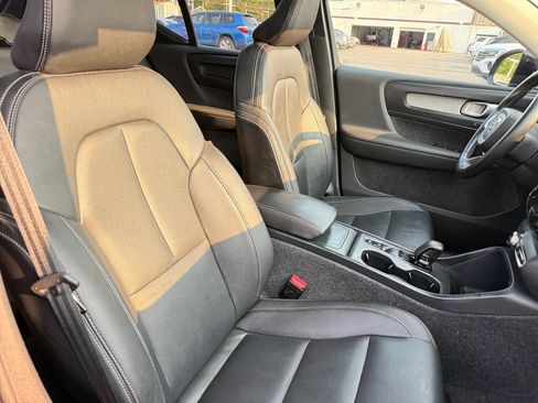 Used 2025 Volvo XC40 B5 Core AWD/4WD image 18