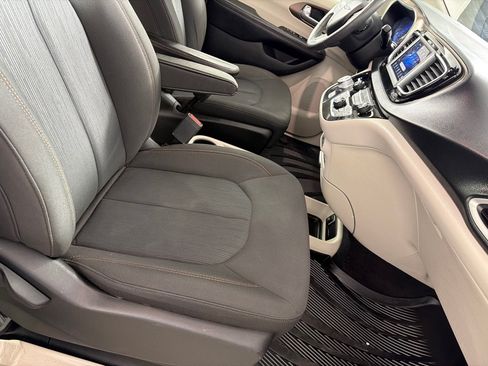 Used 2018 Chrysler Pacifica LX FWD image 24