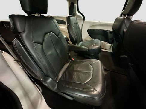 Used 2018 Chrysler Pacifica Touring-L w/ Tire & Wheel Group FWD image 29