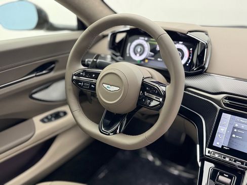 Used 2025 Aston Martin V8 Vantage Coupe image 11