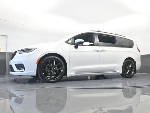 Used 2023 Chrysler Pacifica Touring-L w/ S Appearance Package image 59