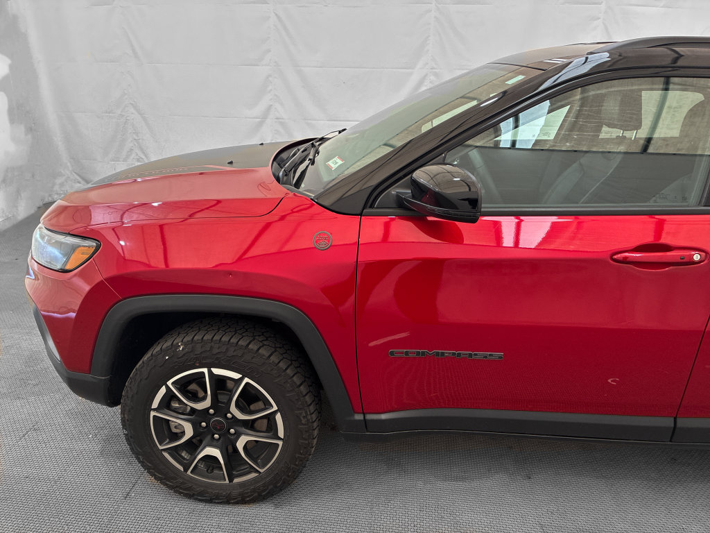 Used 2025 Jeep Compass Trailhawk AWD/4WD image 3