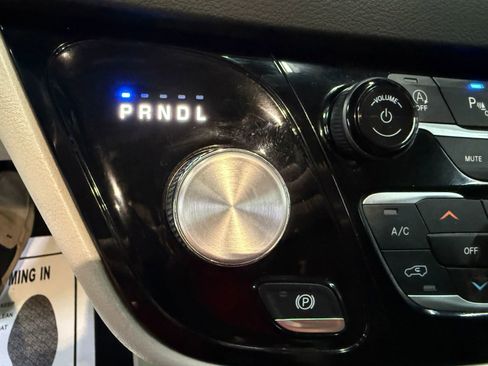 Used 2023 Chrysler Pacifica Touring-L image 51