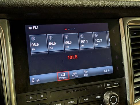 Certified 2018 Porsche Macan Sport Edition image 41