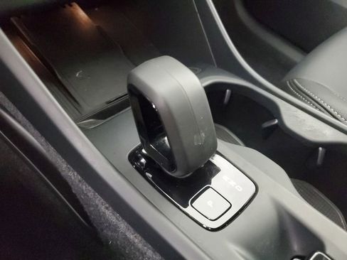 Certified 2025 Volvo XC40 B5 Core image 33