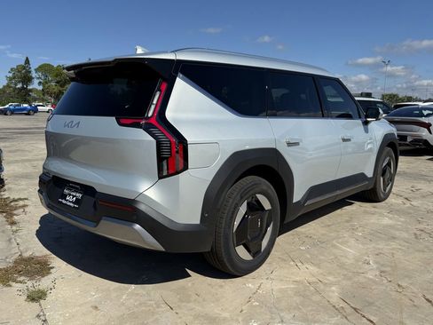 New 2026 Kia EV9 Wind image 4
