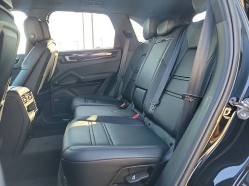 Certified 2023 Porsche Cayenne AWD/4WD image 19