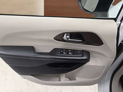 Used 2022 Chrysler Voyager LX FWD image 9