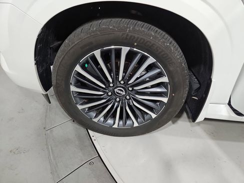 Certified 2025 Nissan Armada Platinum Reserve image 28