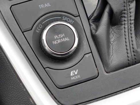 Certified 2025 Toyota RAV4 SE image 37