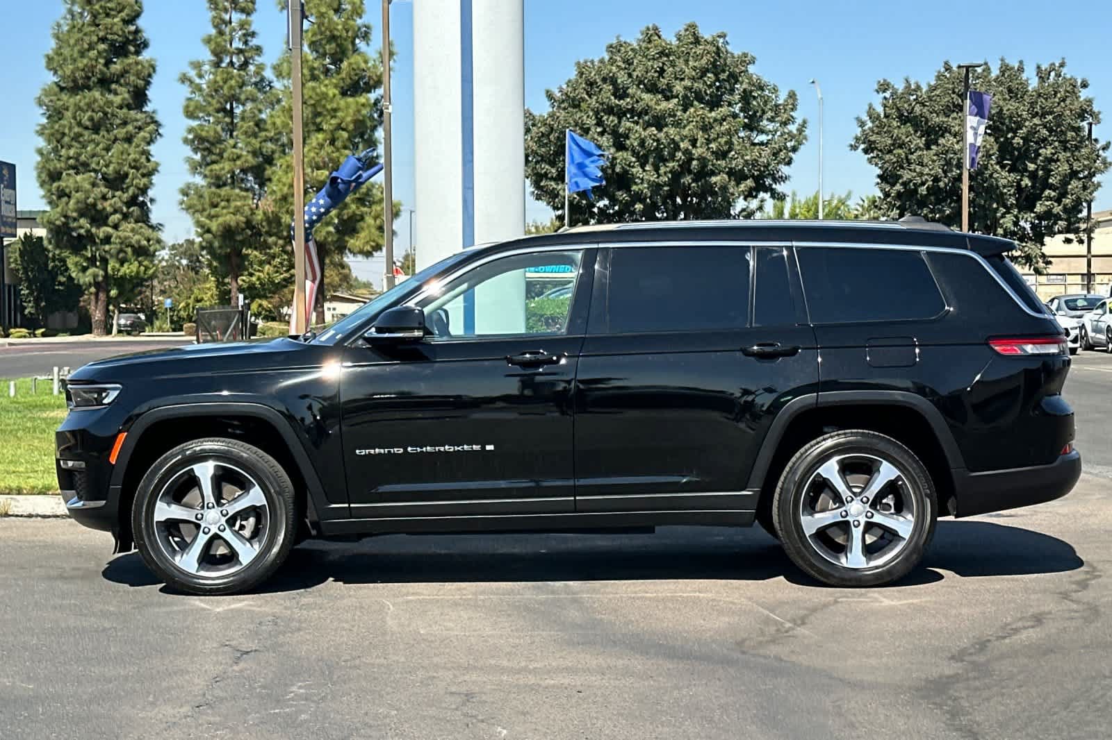 Used 2023 Jeep Grand Cherokee L Limited w/ Rear Seat Video Group I AWD/4WD image 6