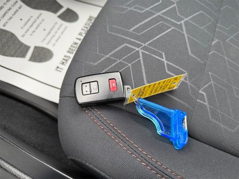 Used 2017 Toyota Tacoma TRD Off-Road image 32