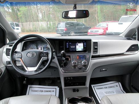 Used 2017 Toyota Sienna Limited image 27