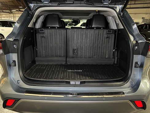 Used 2021 Toyota Highlander Platinum image 17