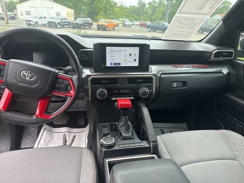Used 2025 Toyota Tacoma SR5 AWD/4WD image 11