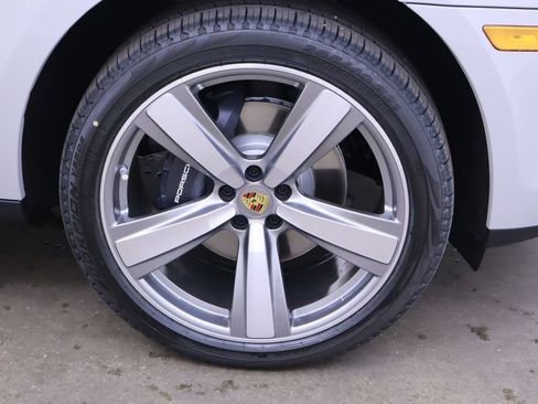 Certified 2025 Porsche Macan AWD/4WD image 16