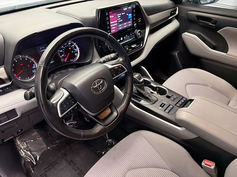 Used 2022 Toyota Highlander LE AWD/4WD image 7