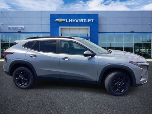 Used 2025 Chevrolet Trax LT FWD image 5
