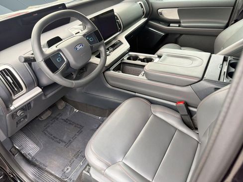Used 2025 Ford Expedition Active AWD/4WD image 4
