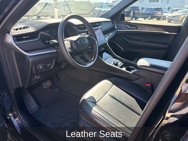 Used 2025 Jeep Grand Cherokee L Limited w/ Black Appearance Package AWD/4WD image 9