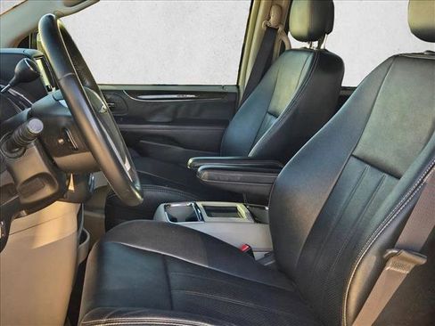 Used 2016 Chrysler Town & Country Touring-L image 14