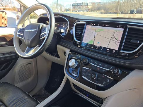 Used 2021 Chrysler Pacifica Limited w/ Uconnect Theater Family Group image 7