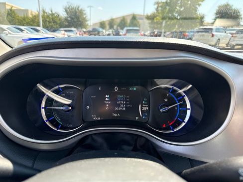 Used 2018 Chrysler Pacifica Touring-L FWD image 18
