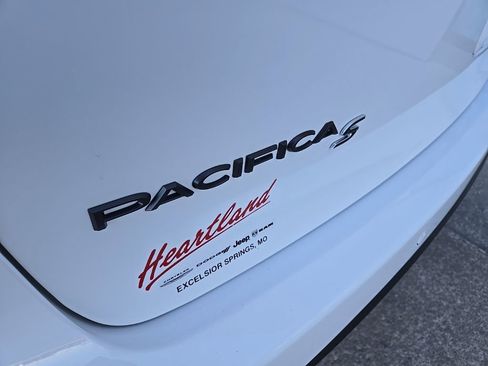 New 2026 Chrysler Pacifica Select w/ S Appearance Package image 18