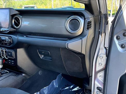 Used 2018 Jeep Wrangler Unlimited Sahara image 18