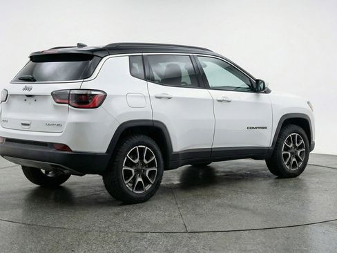 Used 2025 Jeep Compass Trailhawk AWD/4WD image 9
