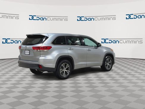 Used 2018 Toyota Highlander LE FWD image 8
