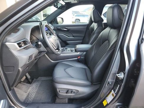Used 2025 Toyota Highlander XSE image 16