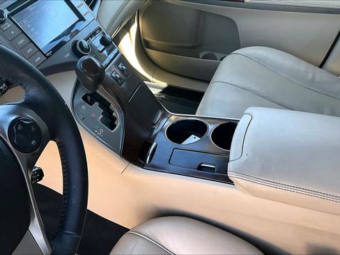 Used 2015 Toyota Venza XLE FWD image 16