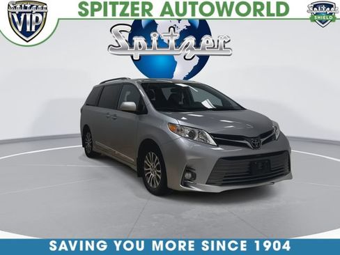 Used 2019 Toyota Sienna XLE w/ XLE Navigation Package FWD image 3