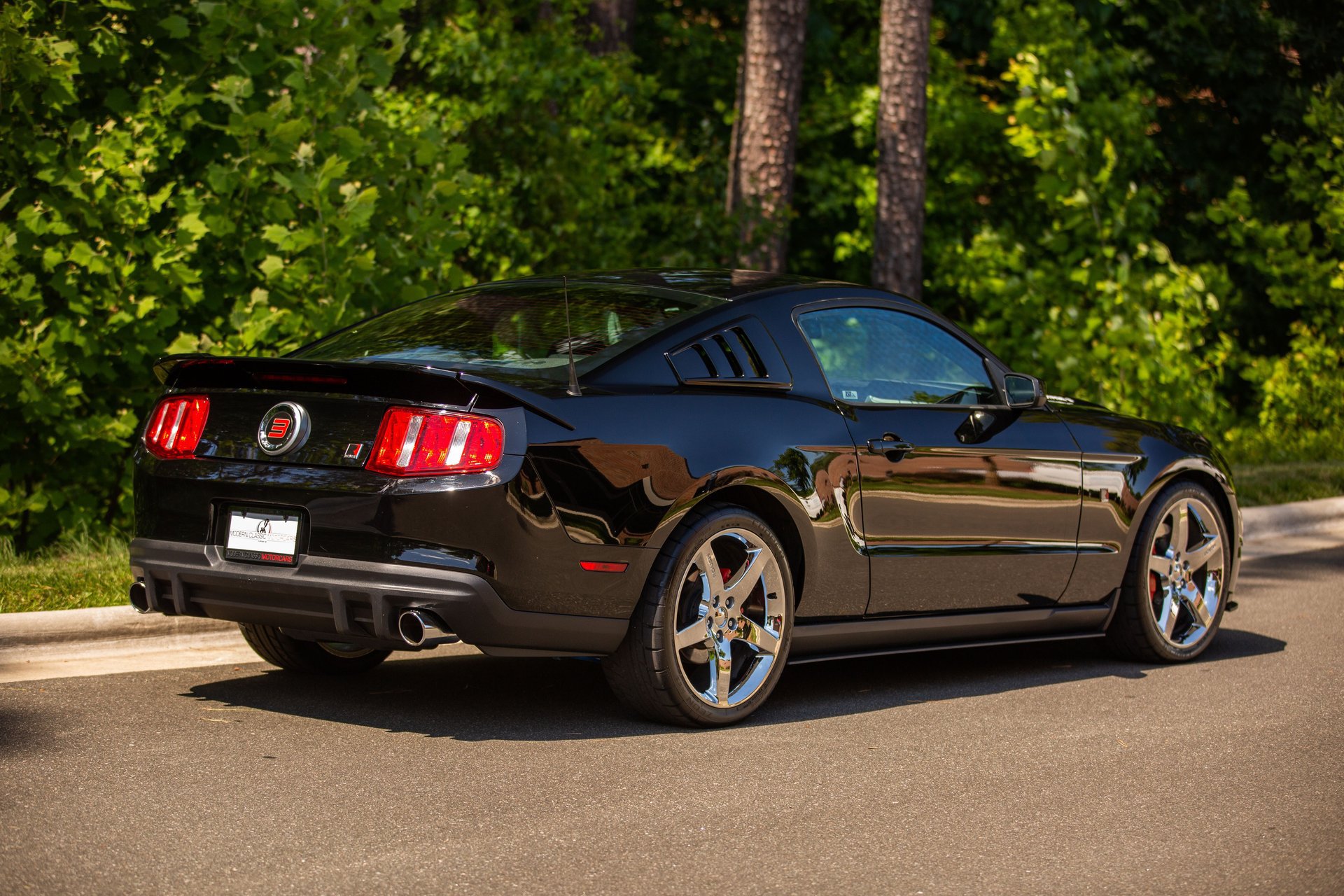 Used 2010 Ford Mustang GT RWD image 2