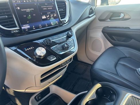Used 2023 Chrysler Pacifica Touring-L image 20